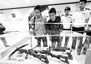 北京地铁安检查出迫击炮弹 违禁品似武器展览