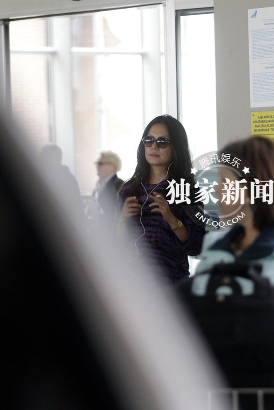 赵薇素颜机场抽烟 穿人字拖戴金表略显不雅