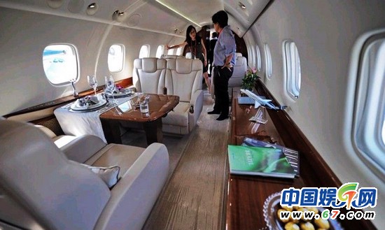 成龙开私人飞机赴演唱会 漂亮空姐亲自选出