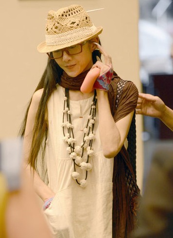 54岁杨丽萍混搭潮装如嫩模 长指甲吓坏众人