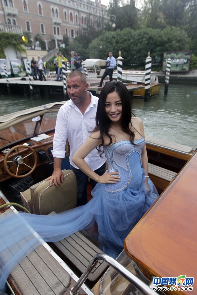 赵薇现身威尼斯 低胸纱裙大秀玉腿
