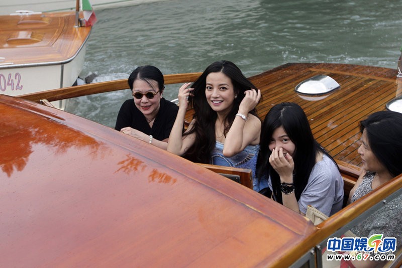 赵薇现身威尼斯 低胸纱裙大秀玉腿