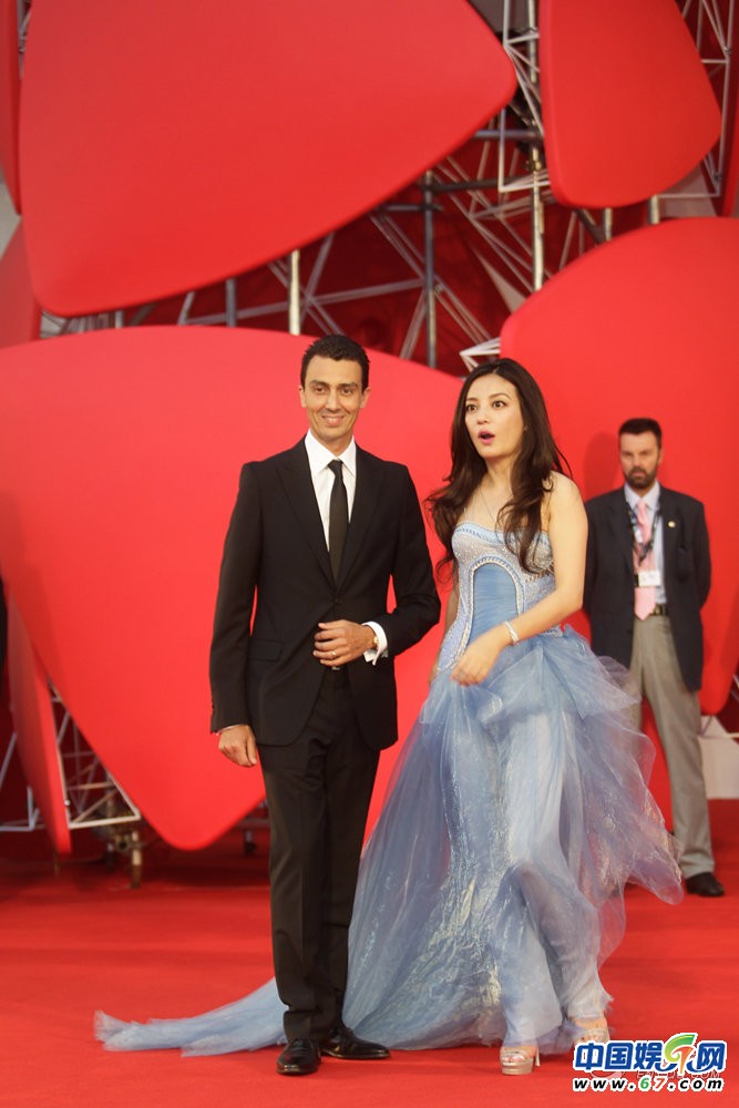 赵薇现身威尼斯 低胸纱裙大秀玉腿