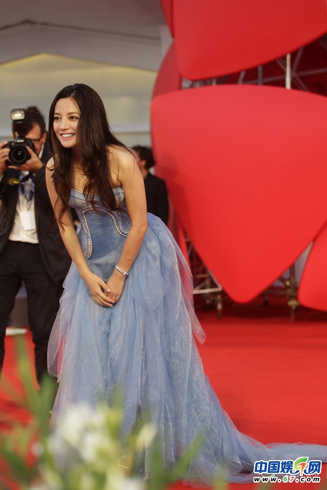 赵薇现身威尼斯 低胸纱裙大秀玉腿