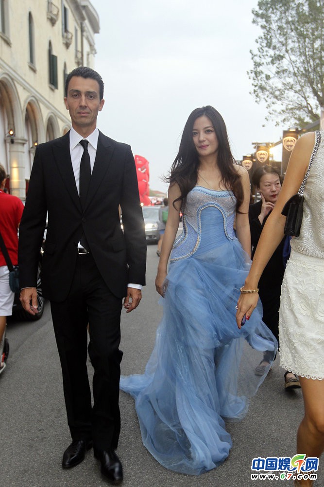 赵薇现身威尼斯 低胸纱裙大秀玉腿