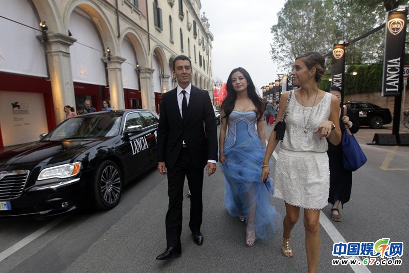 赵薇现身威尼斯 低胸纱裙大秀玉腿