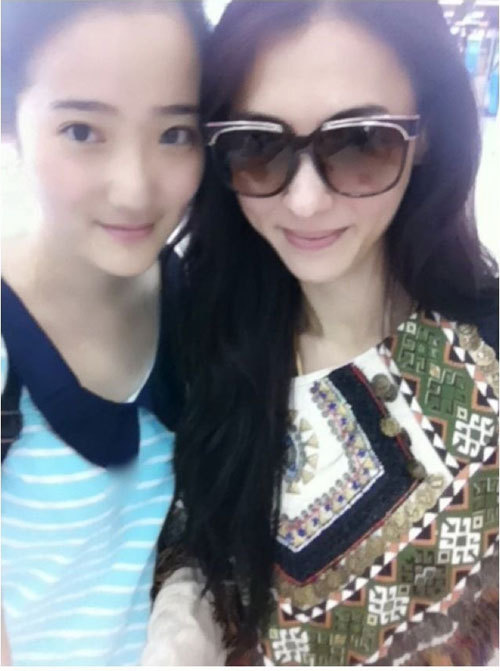 张柏芝与粉丝合影 Lucas显得很不开心