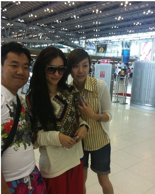 张柏芝与粉丝合影 Lucas显得很不开心