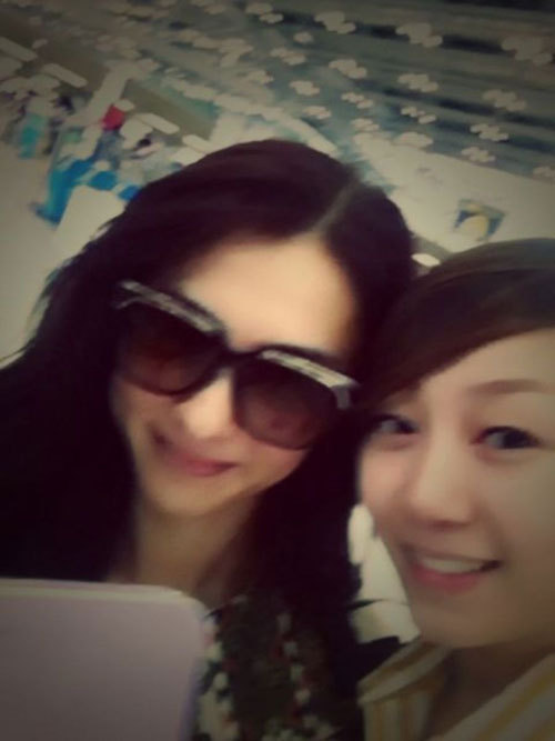 张柏芝与粉丝合影 Lucas显得很不开心