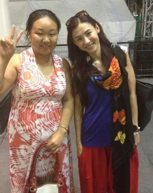 张柏芝与粉丝合影 Lucas显得很不开心