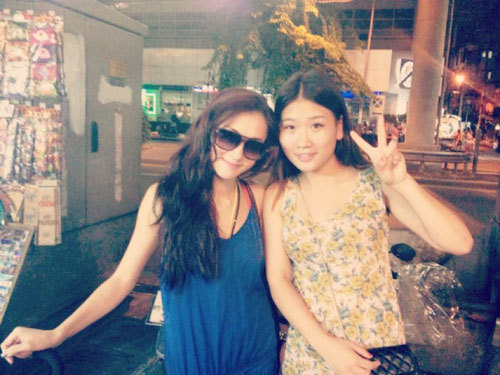 张柏芝与粉丝合影 Lucas显得很不开心