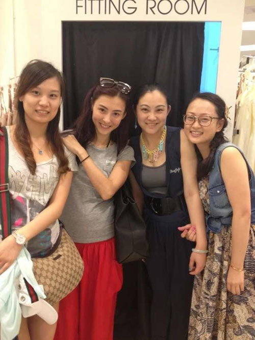 张柏芝与粉丝合影 Lucas显得很不开心