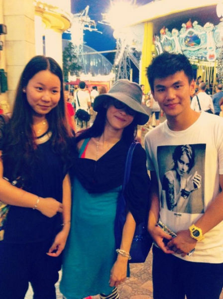 张柏芝与粉丝合影 Lucas显得很不开心