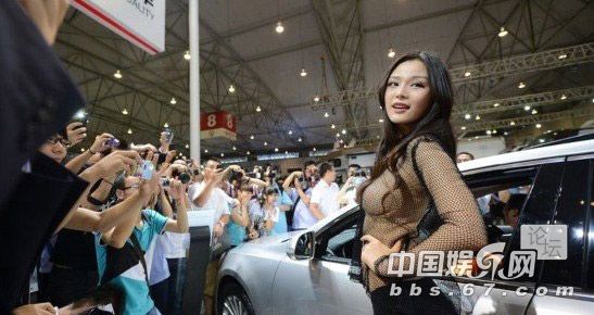 成都车展最火裸模颜瑜一夜走红 浴室半裸私房照大曝光