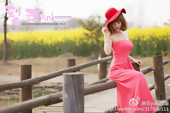 成都车展最火裸模颜瑜一夜走红 浴室半裸私房照大曝光