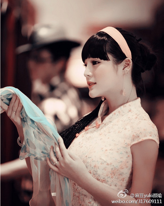 成都车展最火裸模颜瑜一夜走红 浴室半裸私房照大曝光