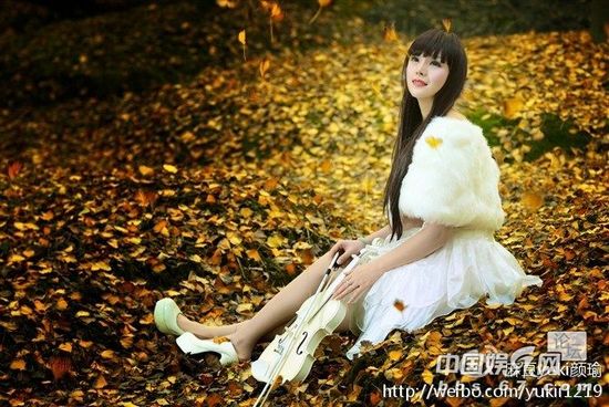 成都车展最火裸模颜瑜一夜走红 浴室半裸私房照大曝光