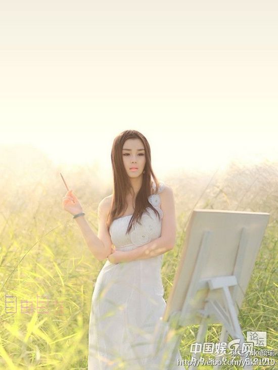 成都车展最火裸模颜瑜一夜走红 浴室半裸私房照大曝光