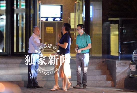 吴秀波桃花运不断 深夜会靓丽神秘女