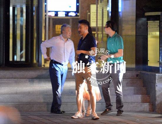 吴秀波桃花运不断 深夜会靓丽神秘女