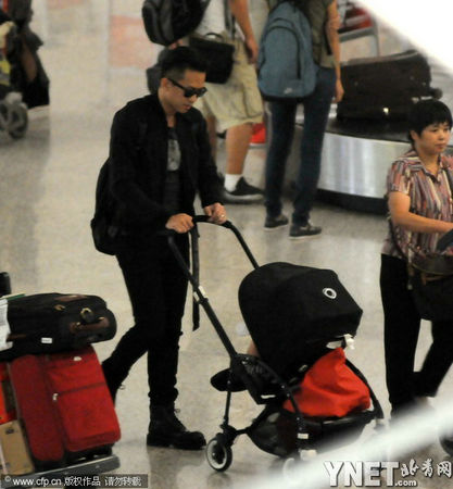 邓超独自带子显无奈 揭其婚后无地位变奶爸