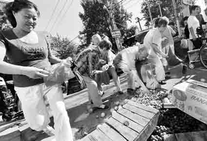 城管上午查抄游商 摊主逃跑 不慎翻车所拉货物散落一地