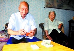 代正兴老人每逢周五出门都会包上4个装有感谢卡和2元钱的红包。 通讯员 苑铁力 摄