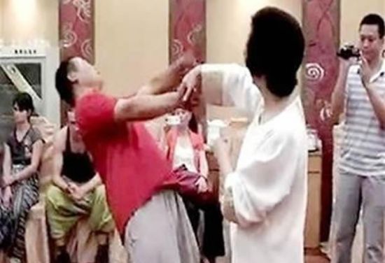 闫芳(右)在演练。视频截图