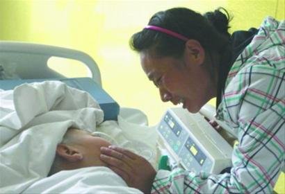 12岁男孩误吊晾衣架 昏迷40多天仍未醒来