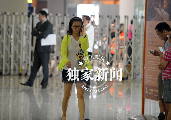 翁虹携女儿小水晶回京