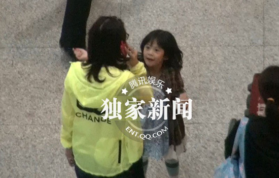 翁虹携女儿小水晶回京