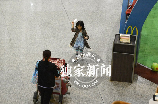 翁虹携女儿小水晶回京