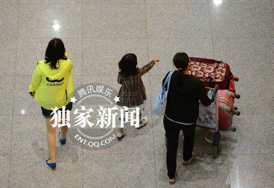 翁虹携女儿小水晶回京