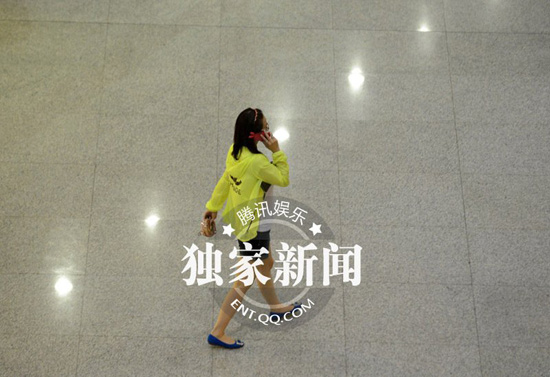 翁虹携女儿小水晶回京