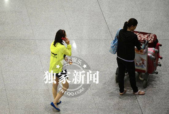 翁虹携女儿小水晶回京