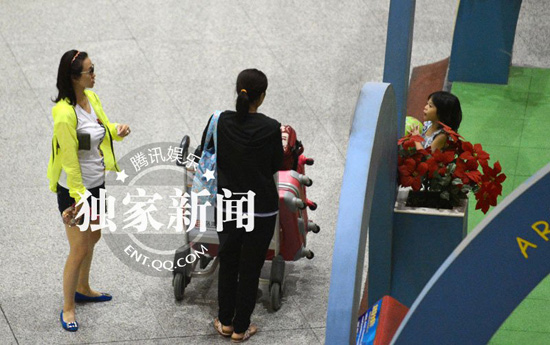 翁虹携女儿小水晶回京