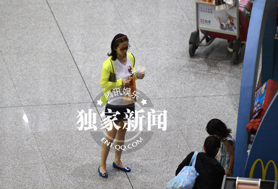 翁虹携女儿小水晶回京