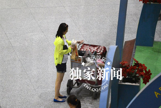 翁虹携女儿小水晶回京