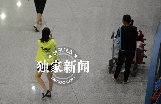 翁虹携女儿小水晶回京