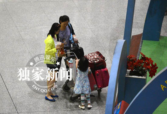 翁虹携女儿小水晶回京