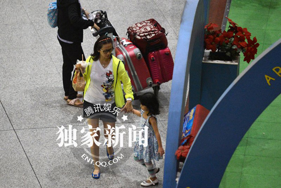 翁虹携女儿小水晶回京