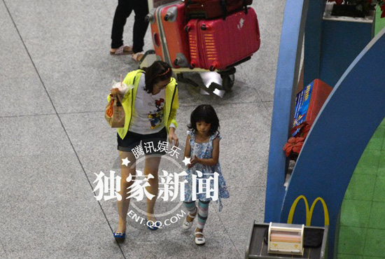 翁虹携女儿小水晶回京