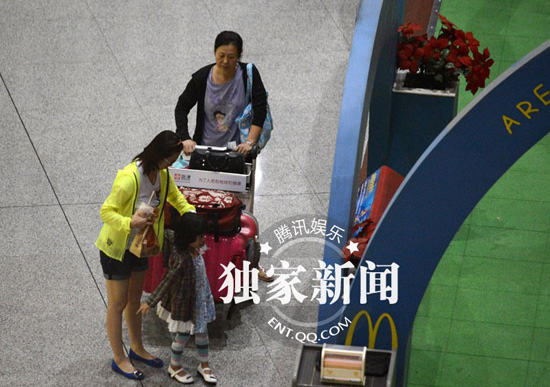 翁虹携女儿小水晶回京