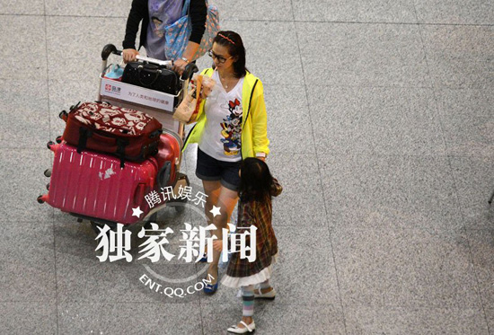 翁虹携女儿小水晶回京