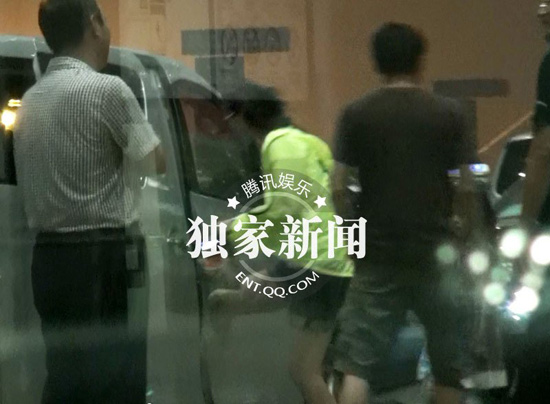 翁虹携女儿小水晶回京