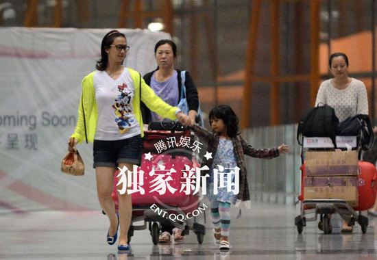 翁虹携女儿小水晶回京