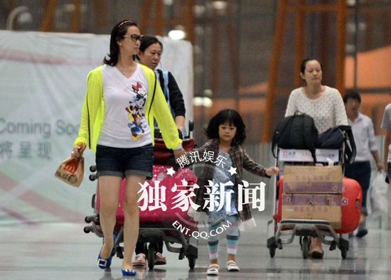 翁虹携女儿小水晶回京