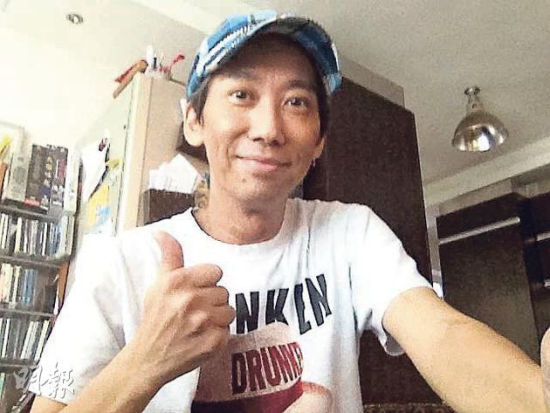 与癌病搏斗的张达明,在微博上载照片,看来脸色有点泛黑的他,竖起拇指称赞自己目前情况很好。 与癌病搏斗的张达明,在微博上载照片,看来脸色有点泛黑的他,竖起拇指称赞自己目前情况很好。