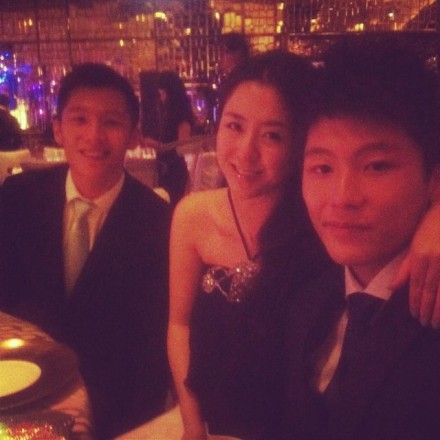 汤镇业与前妻所生三个儿女曝光 女儿美貌儿子帅气