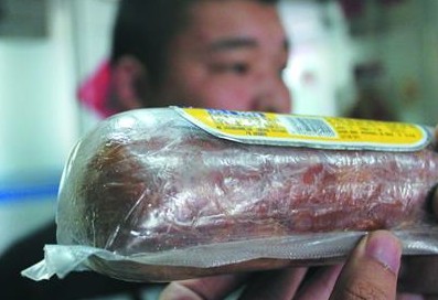 得利斯深海鱼肉肠保质期内涨袋 散发难闻恶臭